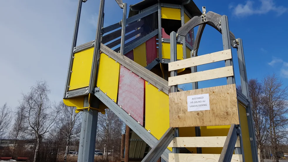 Rutschkanan/klättertornet i Södra hamn har vandaliserats under våren. Nu är lekattraktionen tillsvidare avstängd av säkerhetsskäl.