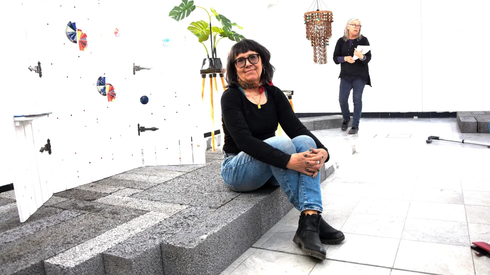 Ingrid Hellman framför den skärmvägg hon konstruerat med inspiration från konstnären Alexandra Ekster´s tavla "Costume design". "Det är hennes färger som inspirerat mig men jag har aldrig tidigare arbetat med trä. Jag är glad att det blev något", säger hon.
