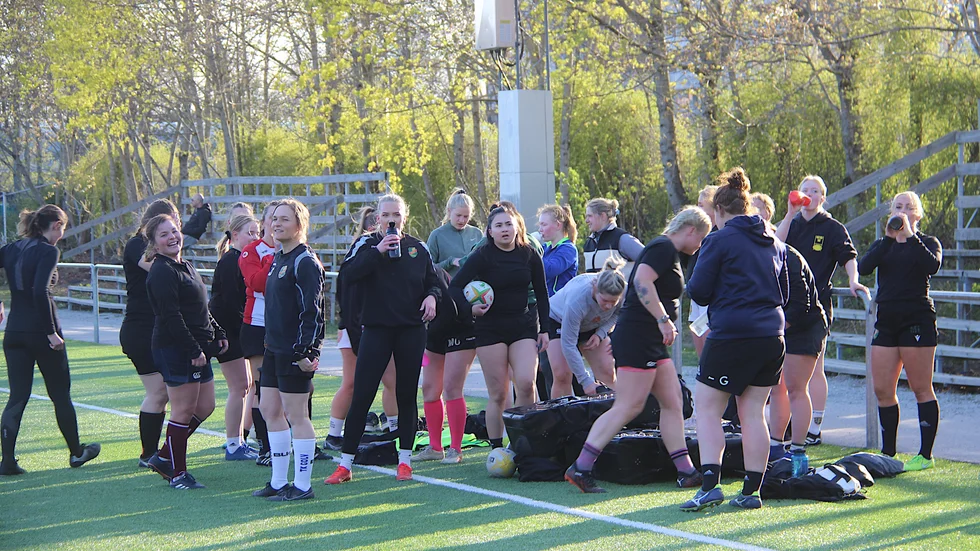 ERK laddar på Korsängens konstgräs inför premiären i rugbyallsvenskan. Gräset är inte speldugligt, så första hemmamatchen spelas i Västerås, mot Vänersborg.