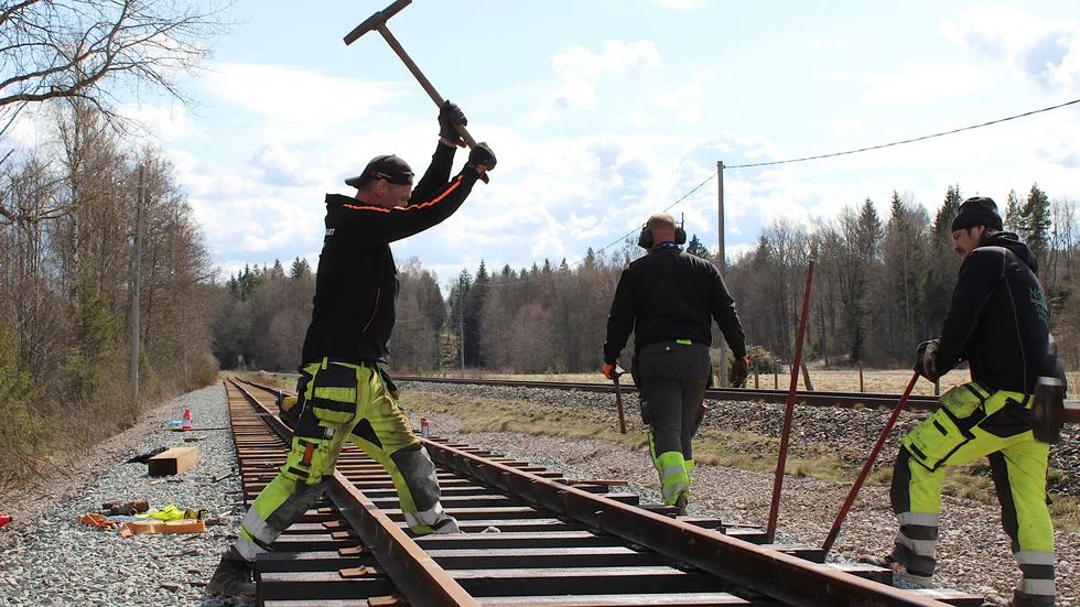 Järnvägsrallarna använder sig av gammaldags verktyg, slägga och spett, när de sätter tillbaka rälsen. Särskilt många moderna maskiner går inte att använda på smalspåret.