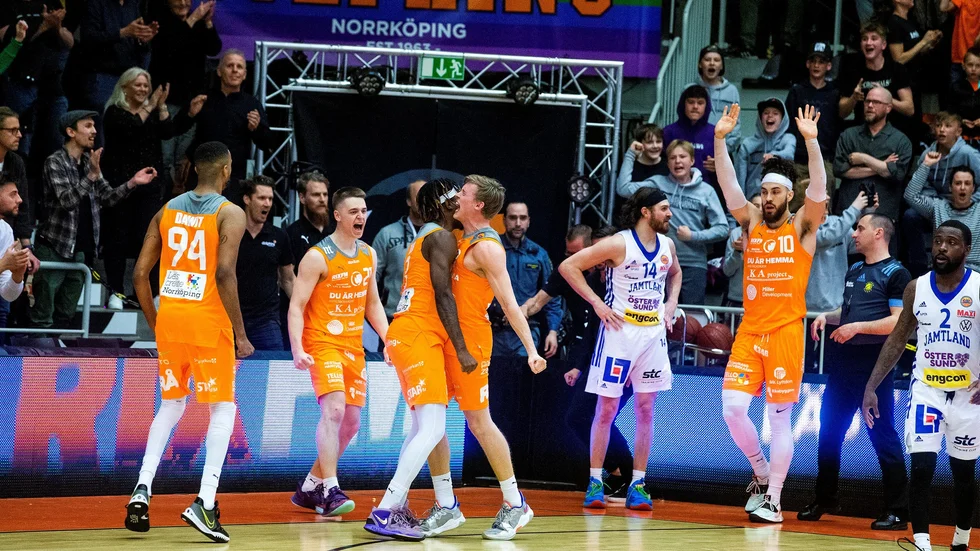 Seger-vrålet. Till slut. Nathan Dawit, Hugo Bergström, Brandon Tabb och Felix Terins med Elias Desport.