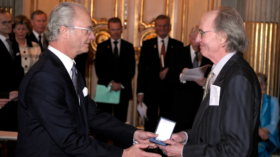 Författaren och vispoeten Alf Hambe är död. 2008 tilldelades han H.M Konungens Medalj "Litteris et Artibus" vid en ceremoni på Stockholms Slott. Arkivbild.