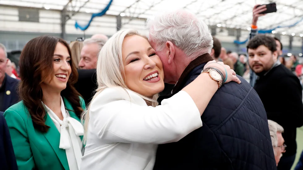 Segerkram till nationalistpartiet Sinn Féins biträdande partiledare Michelle O'Neill efter rösträknandet i Nordirlands regionalval.