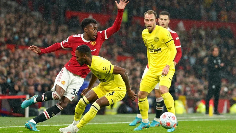 Manchester Uniteds Anthony Elanga, till vänster, gjorde en assist i 3–0-segern hemma mot Brentford.