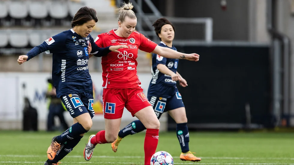 LFC:s Saori Takarada i närkamp mot en Örebrospelare på Linköping arena i kväll. 