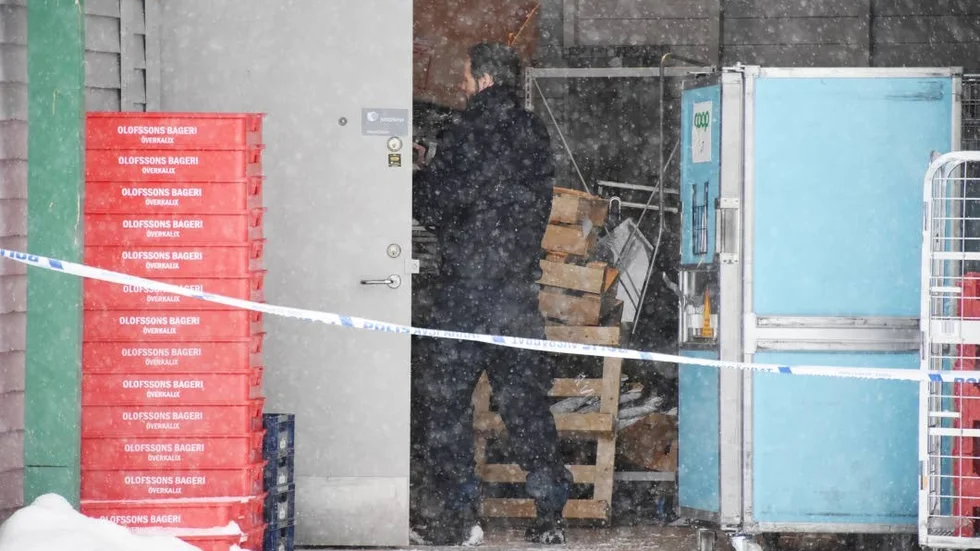 Bakvägen. Mannen tog sig in i butiken bakvägen. Han hotade en butiksanställd med kniv och fick med sig drygt 24 000 kronor.