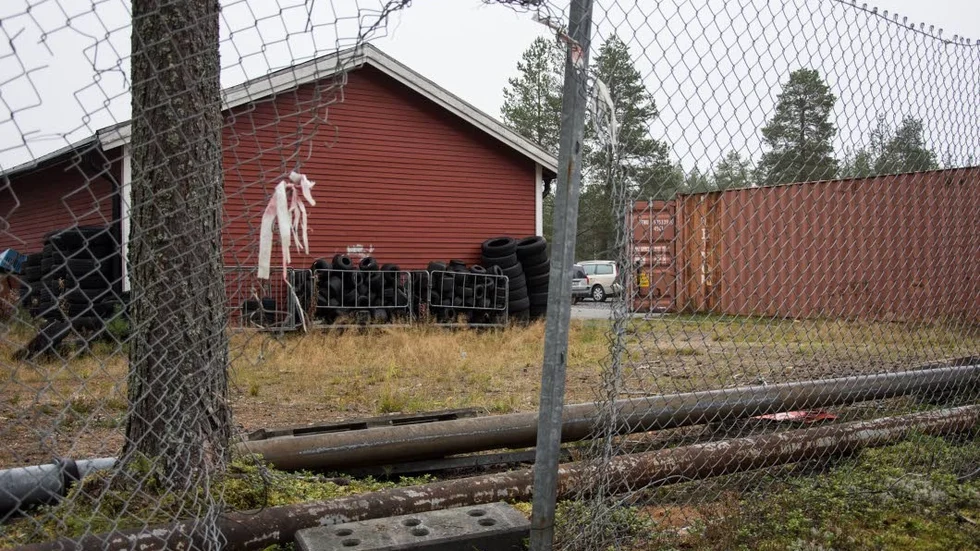Hålet. Här tog tjuvarna sig in i det inhängnade området genom att klippa ett hål i stängslet. Motorcyklarna förvarades i en låst container.