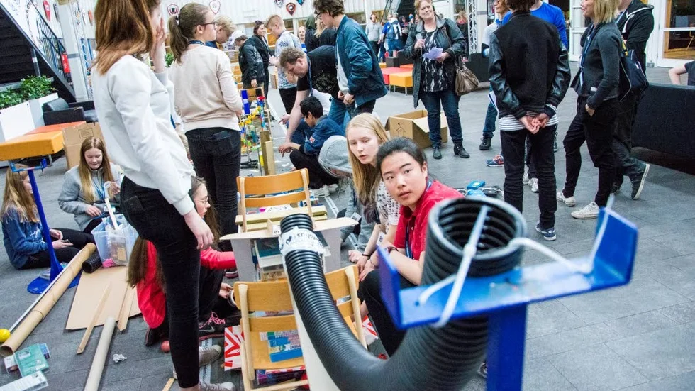 Händelsekedjan. Under Teknikjakten på LTU var tekniken i centrum. På bilden syns Yiran Zhou från Björkskataskolan som bygger på sin händelsekedja.