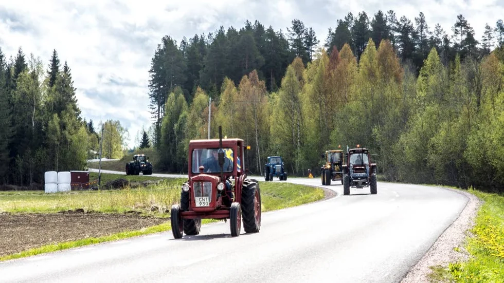Parad. Traktorerna hade olika mötespunkter i närheten av Avan och körde sedan i samlad trupp till mötesplatsen.