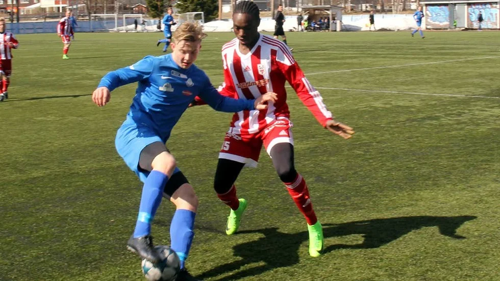 DUELL PÅ HERTSÖ IP. Simon Spolander i LSK och Mustapha Hamid i Övertorneå i kamp om bollen.