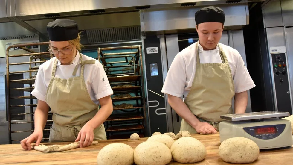 Tränar. Recepten måste sitta i ryggmärgen när det är skarpt läge på SM-veckan i Göteborg. Evelina Svanhem Willén och Niklas Vidén har kommit till finalen i SM för unga bagare.