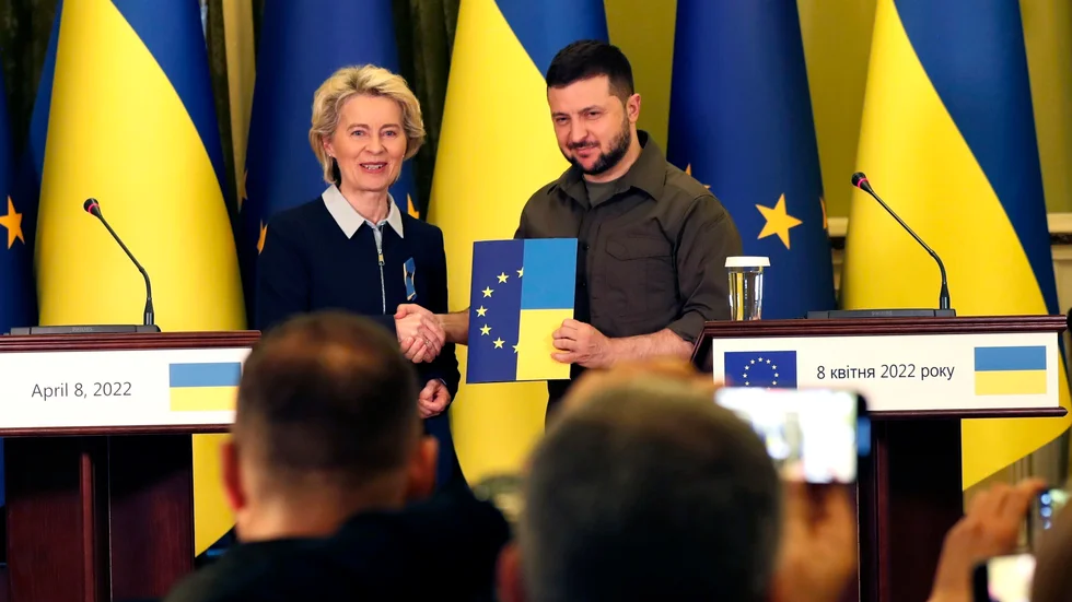 EU-kommissionens ordförande Ursula von der Leyen och Ukrainas president Volodomyr Zelenskyj. Von der Leyen överräcker ett frågeformulär som ska påbörja Ukrainas process att ansöka om EU-medlemskap.
