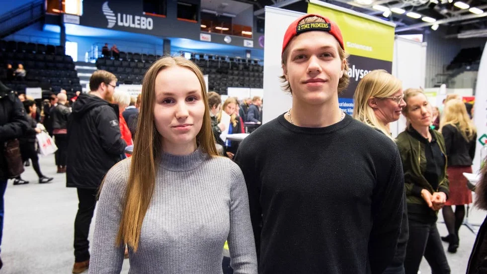 Jobbsökare. Jennifer Henriksson Rönnqvist, Luleå, och Oscar Hammarlund, Luleå, sökte sommarjobb på mässan.