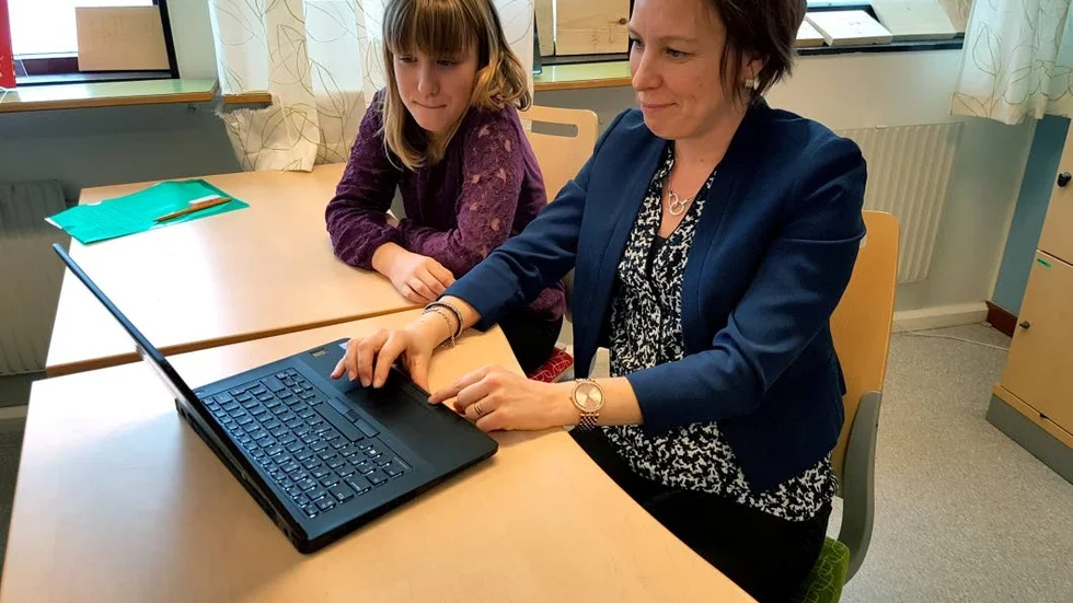 Maria Strömbäck lär sig programmera och dottern Molly Strömbäck kontrollerar så allt går rätt till.
