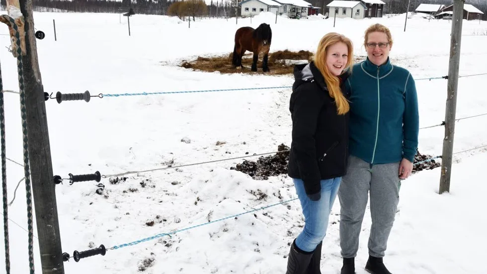 HÄR VISTAS OCKSÅ RENEN. Vanligen är renen också här i hagen. Elsa och Anna-Caisa Lindbäck, i bakgrunden syns Isman.