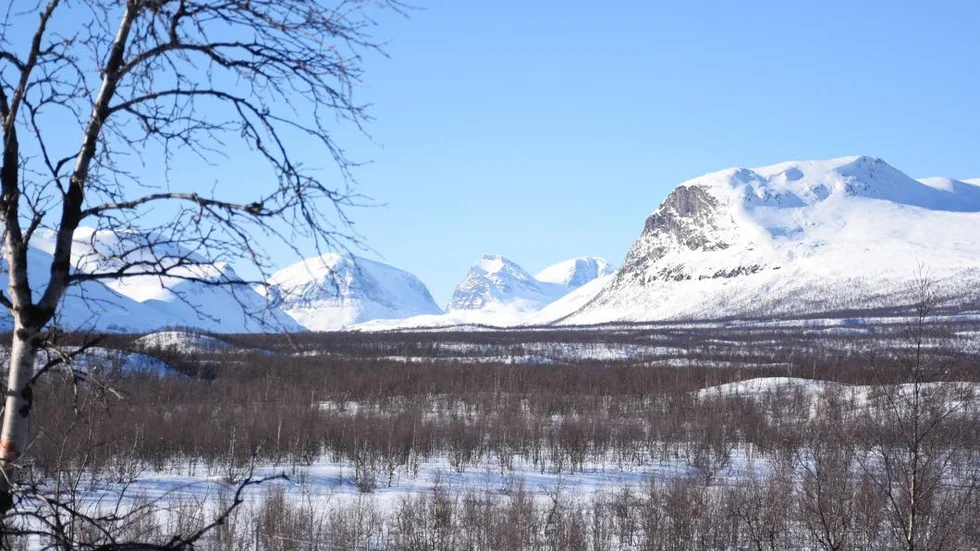 UTSIKTEN. Från byns högsta punkt uppe vid kapellet är utsikten mot Tuolpagorni och Kebnekaise storslagen.