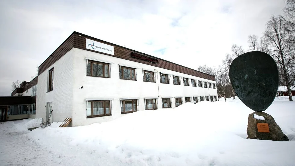 Lunch. Vuollerims friskola upphandlar skolmaten. Jokkmokks kommun levererar."Vi fick skriftligt att skolan kontrollerat ifall det fanns någon annan som ville leverera mat", säger Marianne Yngvesson, Jokkmokks kommun.