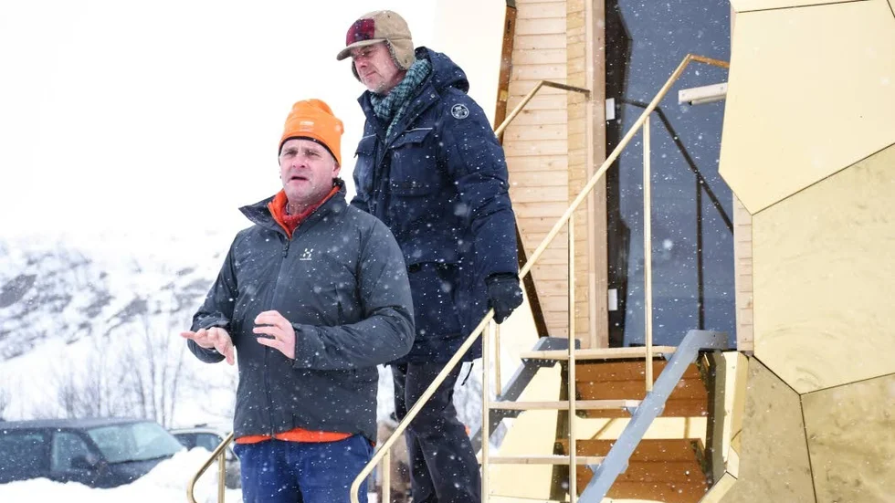 KONSTNÄRER. Männen bakom den unika bastun, det så kallade solägget, är konstna¨rerna Mats Bigert och Lars Bergstro¨m.