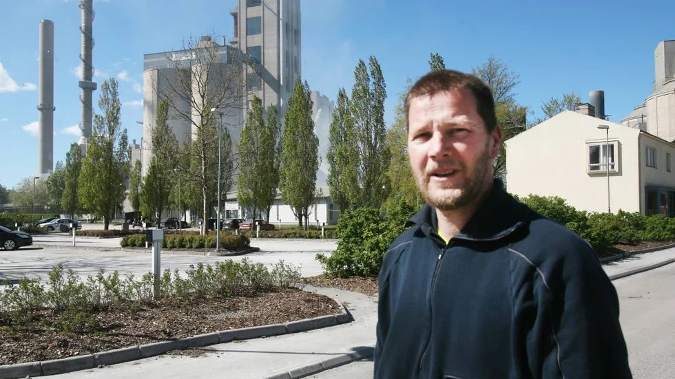 Räddningstjänstens styrkleledare Roger Norman är en av många som arbetat med det intensiva släckningsarbetet på Cementa i Slite. "Det var full fart", säger han.