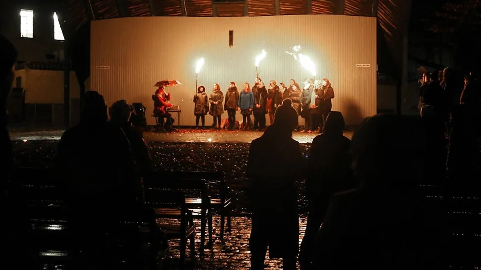 Rindikören uppträdde på scenen i Almedalen.