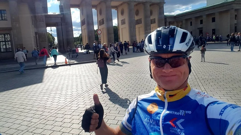 Roger Nyd framför Brandenbuger Tor i Berlin.