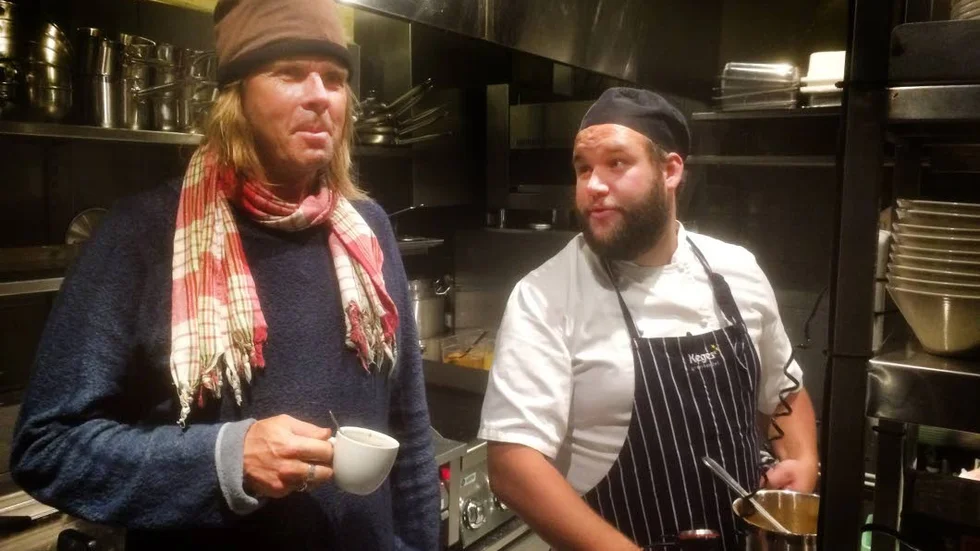 Personal. Henrik Fredmark, delägare i Restaurang Bolaget, oroas över hur svårt det är att hitta boenden till sommarpersonalen. Här Henrik tillsammans med en av kockarna, Dennis Lundin.