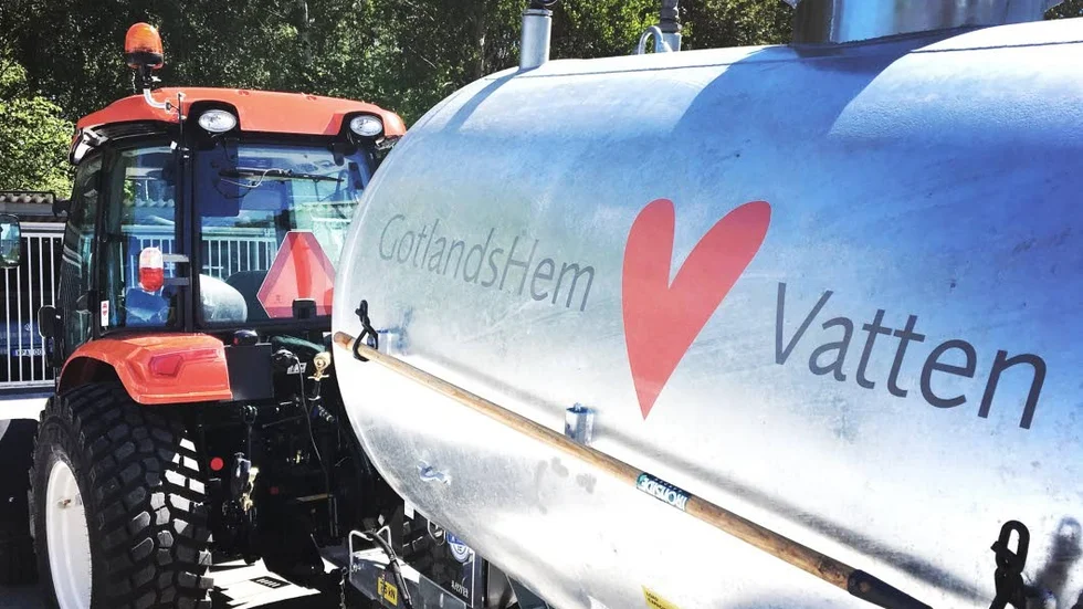 Traktorn med vattentanken ska förse hyresgäster med vatten till odlingarna.