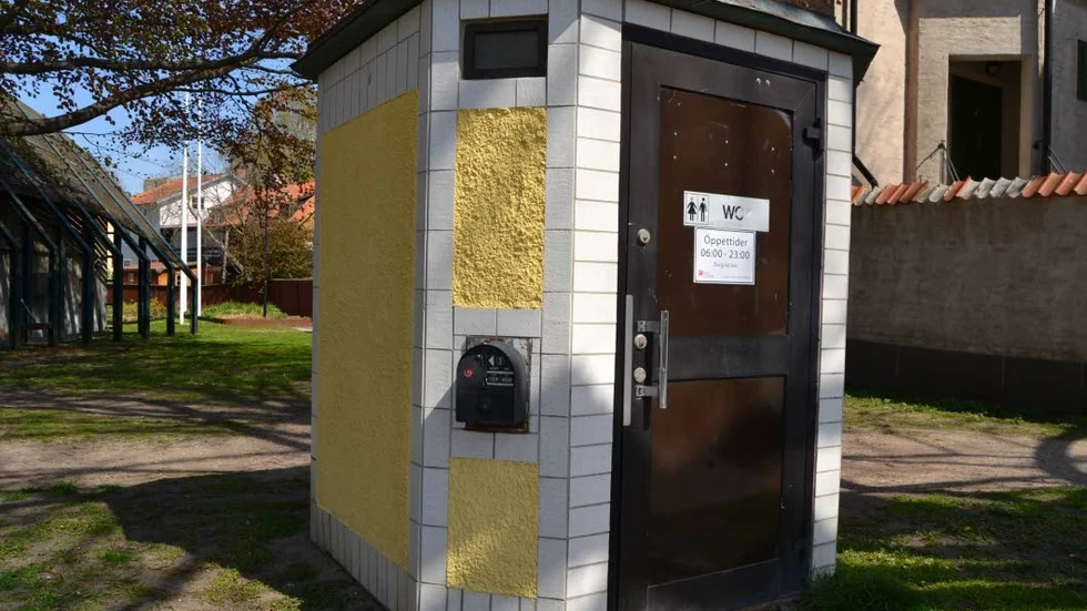 BRÅDSKANDE. Antingen byts myntautomaterna ut eller också blir toalettbesöken avgiftsfria.