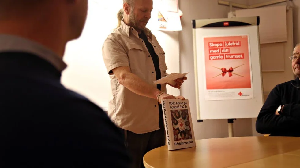 Janne Nilsson, regionråd för Röda Korset på Gotland presenterade den nya boken på måndagen.