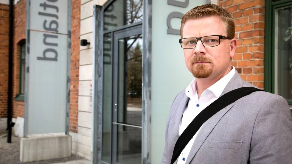 Simon Härenstam tycker att partiledningen ska bemöta hans kritik.