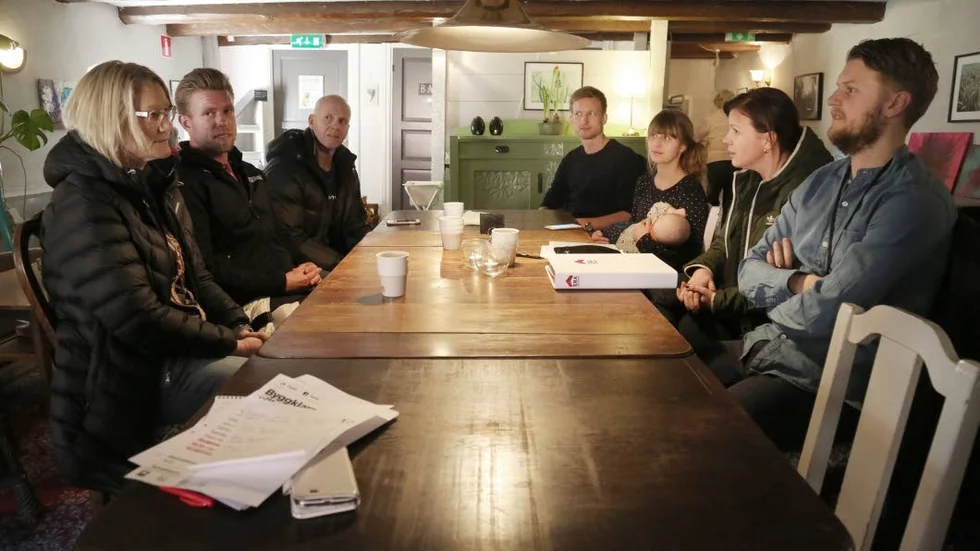 Köparna Yvonne Molin, Magnus Larsson, Rune Nordström, Kalle Blomberg, Maja Blomberg, Emma Gerndt och Emil Zetterberg samlades under onsdagen på Fiket i Visby.