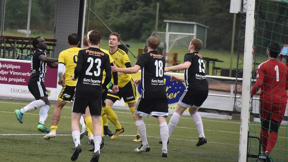 Tenhultsspelaren Angelo Deumaga, t.v. i bild, har trätt fram och givit sin version av incidenten i matchen mot Vimmerby i lördags.