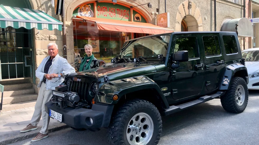 Den mörkgröna jeepen står ofta parkerad utanför Swed-Asia travels på Storgatan. Den tillhör Kjell Borneland som har drivit resebyrån tillsammans med Tina Höijer sedan 1996. De skräddarsyr allt från textil- till mat- och safariresor.