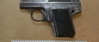 Misstänkt knarkkurir i Enköping hade skarpladdad pistol i behån