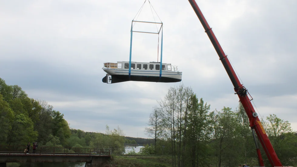 Flygande Holländaren, eller? Nej, det är bara ångbåten Kristina , 7 ton, som fick en flygtur innan landningen i Skuten!