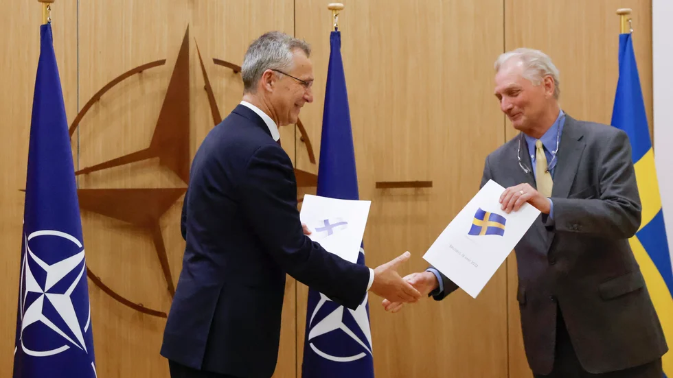 Natos generalsekreterare Jens Stoltenberg tar emot den svenska ansökan om medlemskap i Nato från Sveriges ambassadör Axel Wernhoff.