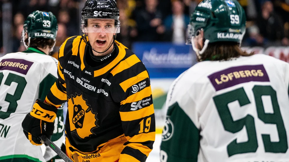 Skellefteås back Filip Roos har skrivit kontrakt med NHL-klubben Chicago Blackhawks.