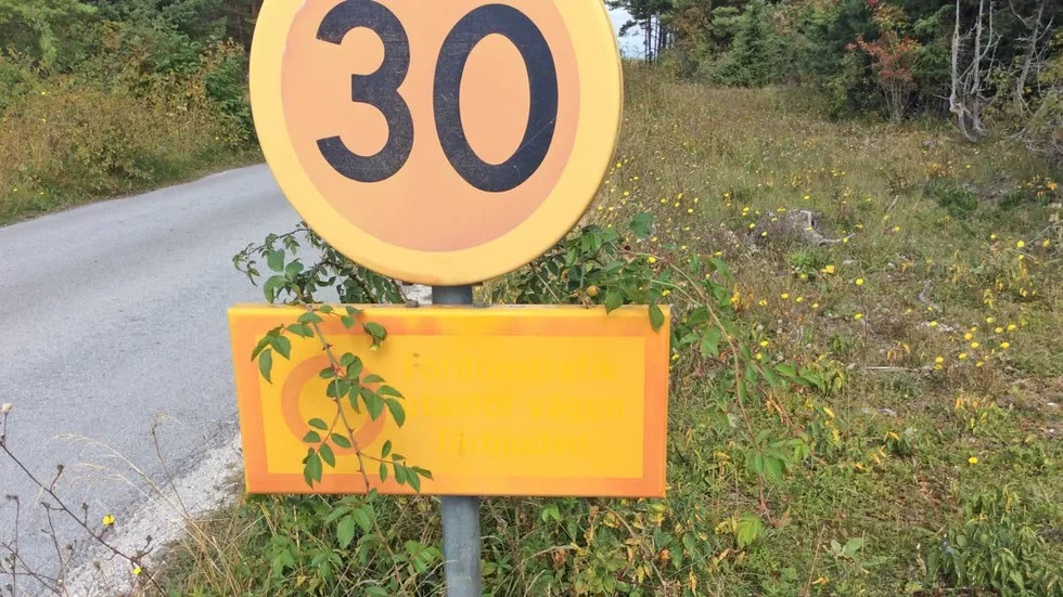 Skylten på bilden ägs av Trafikverket. Exakt vad som inte är tillåtet stod en gång i text på skylten.