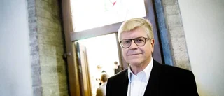 Toppdirektör petas – men får behålla 93 000 kronor i månaden