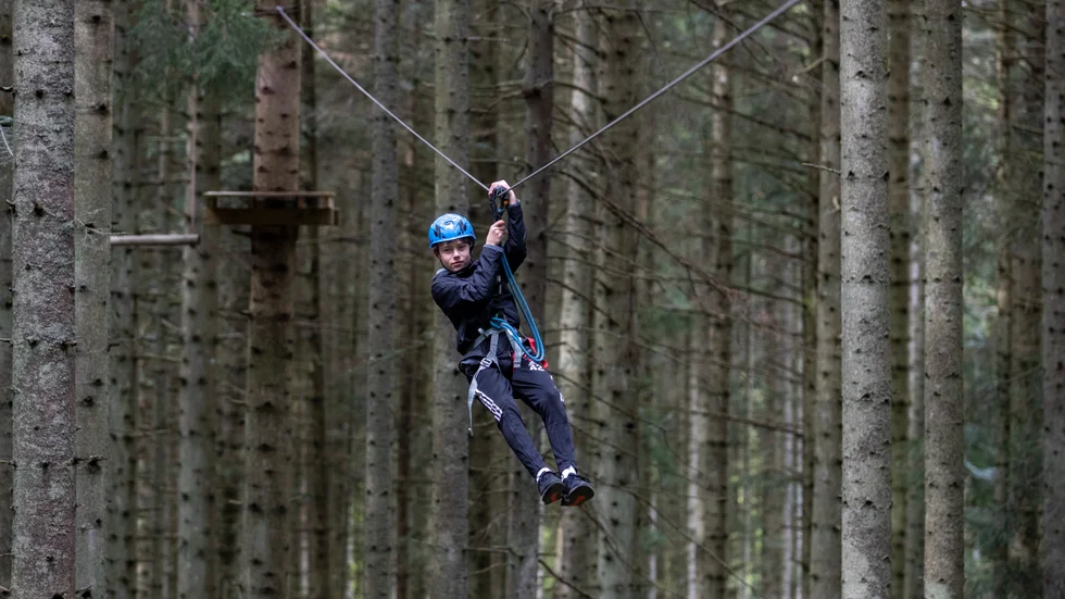 Vår 15-årige testpilot Theo ger höghöjdsbanan på Omberg toppbetyg. Allra häftigast tyckte han att de långa zipline-banorna var.
