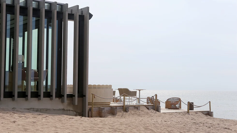 Tofta Beach House är byggt direkt på stranden.