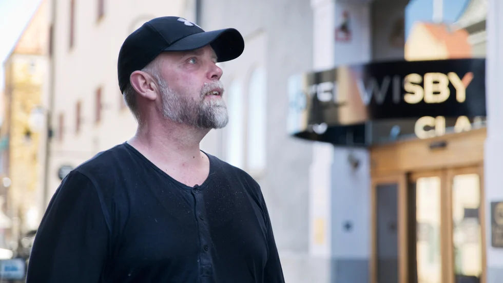 "Det har påverkat många människor på Gotland. Det är som vårt lilla Palmemord", säger Johan Lindblad, som samlar material för att skriva en bok om det olösta mordet på Wisby hotell och om misstankarna i det gotländska samhället.