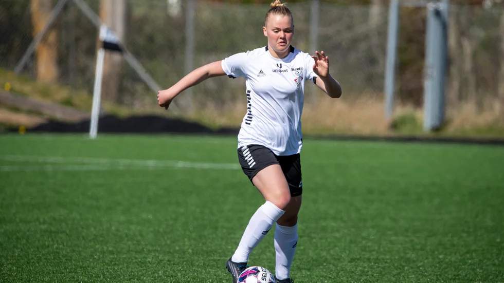 Oxelösundstjejen och tidigare IK Tun-talangen Emma Holm i Linköpingsklubben BK Kentys division 2-dress. Det är dock oklart om det blir något fotbollsspelande under 2023 för stortalangen. 