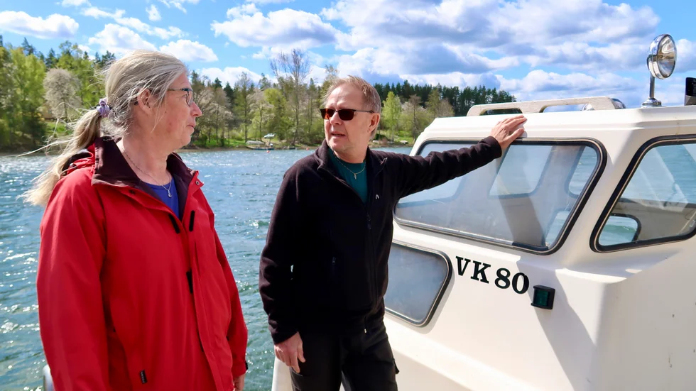 Ann Åkerman och Peter Lundgren bor på en ö i höjd med Edsbruk och säljer enbart fisk direkt till konsument. Utöver fisket ägnar de sig åt turistverksamhet.