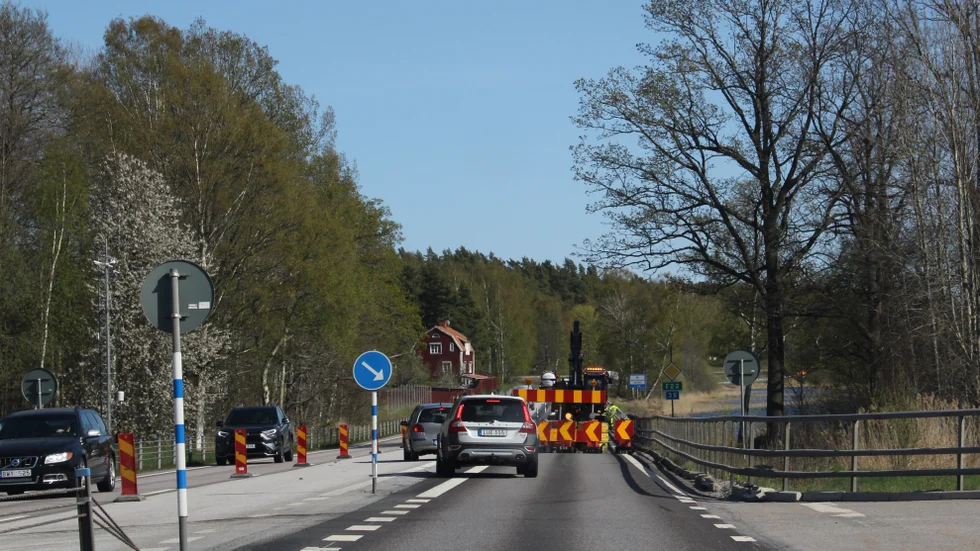 Arbetet vid Hjorten har pågått ungefär en månad, och körfältet närmast sjön har då varit avstängt.
