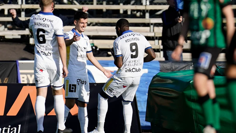 Sirius Laorent Shabani, i mitten, firar 1–0-målet.