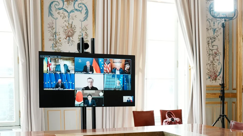 TV-skärm med deltagarna i söndagens digitala möte mellan G7- länderna. Bilden är tagen i ett rum på Élyséepalatset i Frankrike.