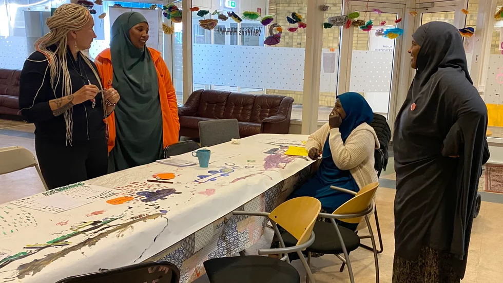 Seynab Muse, Hamdi Barow, Leilo Muhammed och Sira Jokinen planerar för att fylla lokalen med mötesdeltagare. Seynab tror att förtroendena går att reparera och säger att samverkan måste fortsätta.