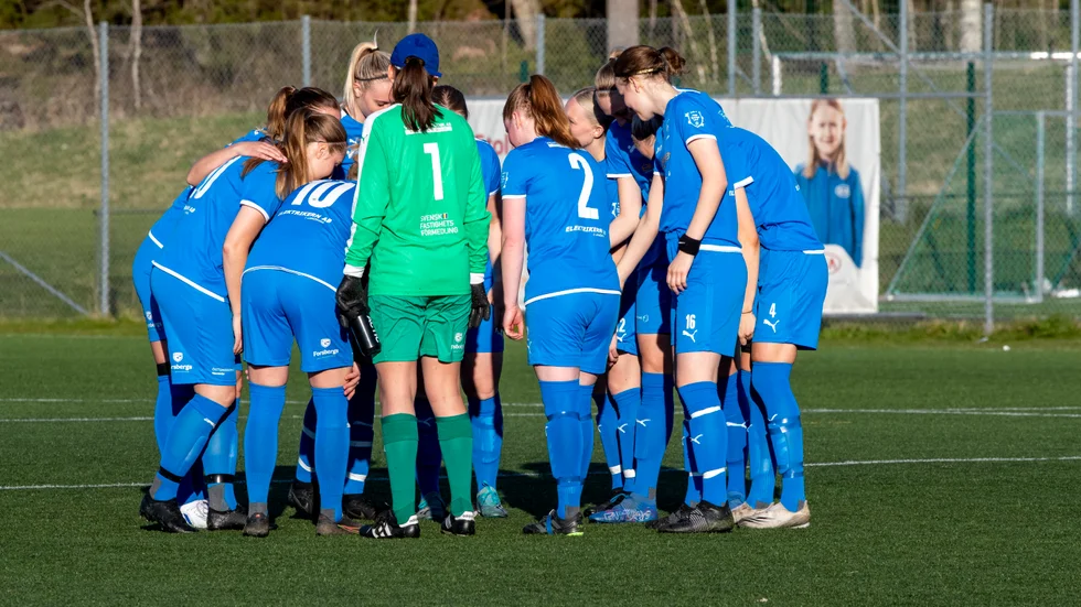 Att engagera sig i föreningslivet kan handla om ekonomiskt stöd, att sponsra utrustning, vara med vid ett sportläger eller bidra med praktisk hjälp som att fixa elen på en anläggning, skriver debattörerna.
