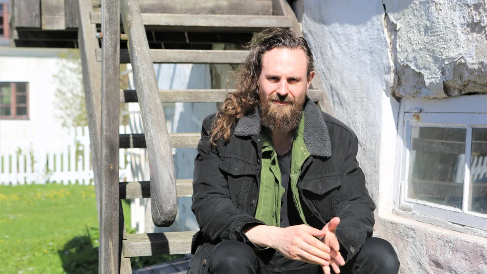 Edward Forslund har, tillsammans med sin fru Maria, tagit över gården med anor hundratals år bakåt i tiden. Ett lika självklart som allvarsamt uppdrag: Att förvalta släktens historia framåt i tiden.